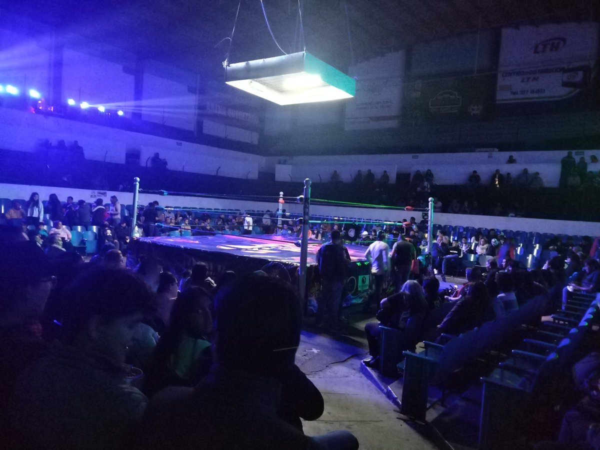 A punto de iniciar la función de lucha libre en la Arena Querétaro con Indy Wrestling. Promete muchas emociones
