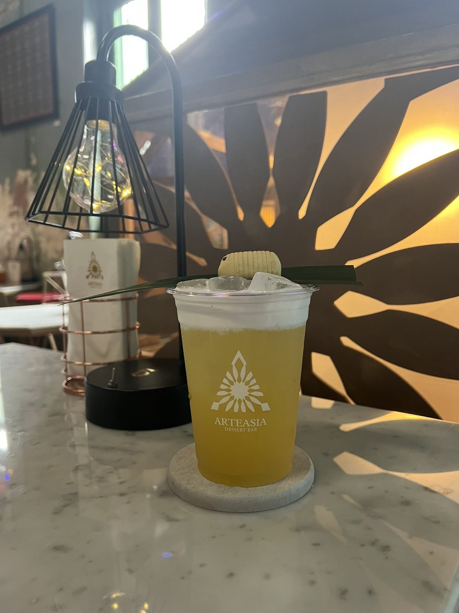 Arteasia Bangkok ถนนทรงวาด คือ คาเฟ่แถวเยาวราชที่สวยมากกกก ไม่ไหววววววว แสงสวย ขนมอร่อยมากกกกก คือชอบ scones bacon ของที่นี่มากกกก หอมละมุนไม่ไหว ส่วนตัวขนมพวกทาร์ต คือ ตกแต่งมาสวยงาม แถมอร่อยอีกด้วย เครื่องดื่มมีทั้งชากาแฟ แต่ส่วนตัวชอบชามากกกก หอมมากๆ ค่ะ <a href="/aroii/">@aroii บอกต่อ</a> #อร่อยบอกต่อ