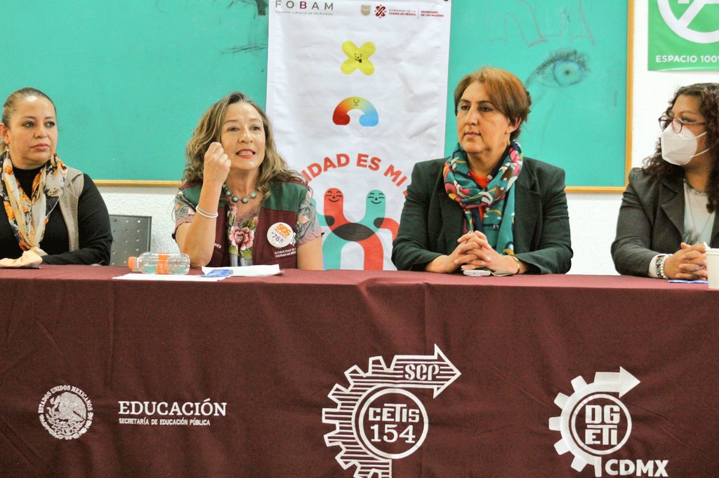 SeMujeresCDMX's tweet photo. 🧡 Esta tarde la titular de la @SeMujeresCDMX, @GomezSaracibar, estuvo presente en la última jornada para la creación de una Consejería en Educación Integral en Sexualidad, #FOBAM2022, para las y los estudiantes del @CETis154Oficial, San Andrés Totoltepec, @TlalpanAl. 
📚🏫 https://t.co/HjgyGg8N9p