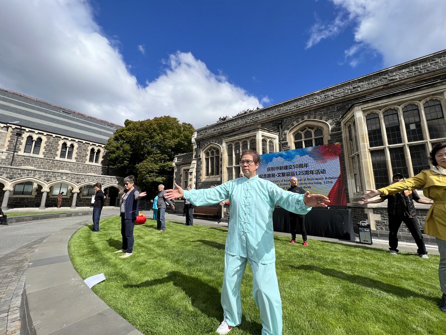 XHNews's tweet photo. We as a city and a region have relations with China that are steeped in history. They are underpinned by people-to-people connections that have stood the test of time, like those that #RewiAlley forged through his life and work -- Christchurch Mayor https://t.co/W6GCb5jVvV https://t.co/ZQzJ2eo0V4