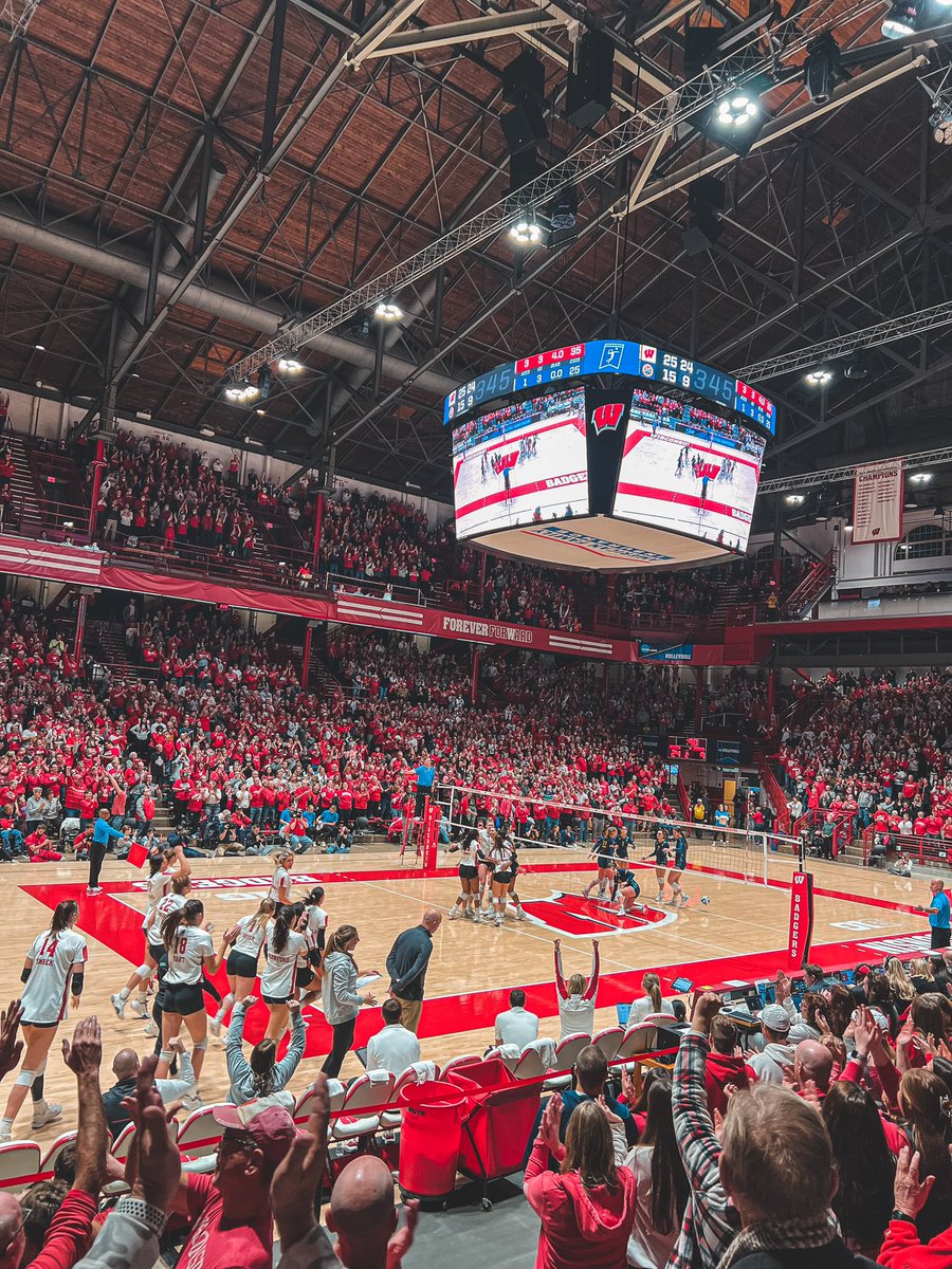 KayRue20's tweet photo. Point, Wisconsin! #gobadgers https://t.co/MsFgw2Pews