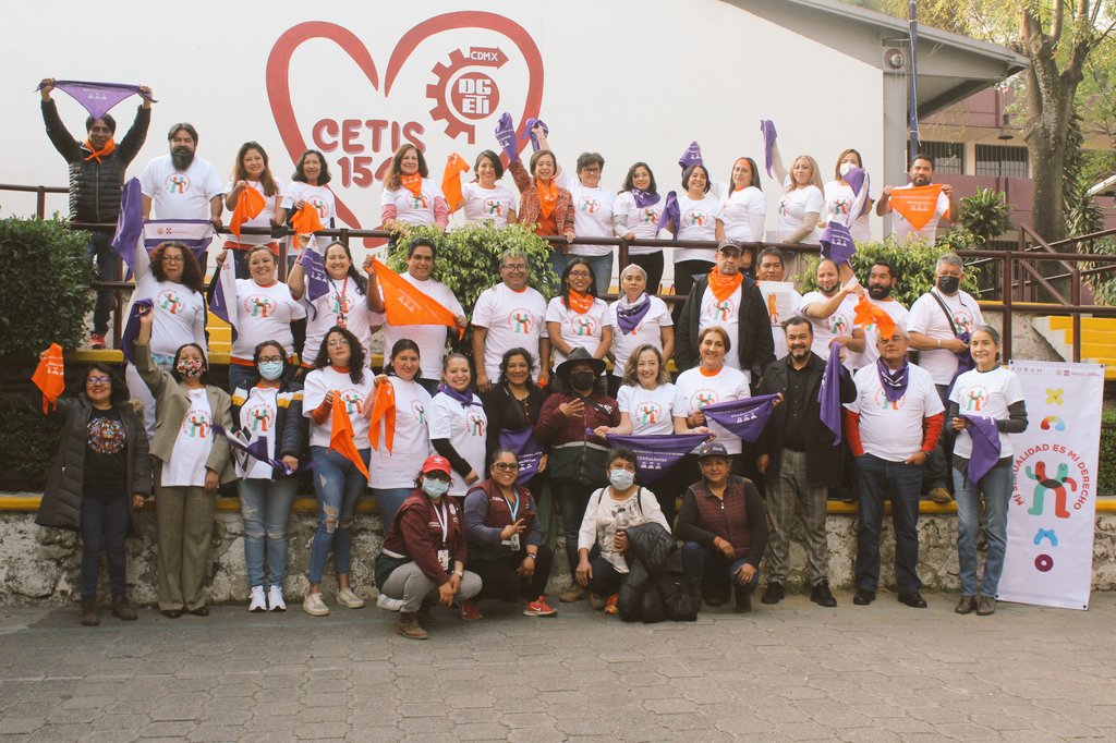 GomezSaracibar's tweet photo. 🧡En el marco de los #16DiasdeActivismo asistí a la última jornada de la creación de una consejería especializada en derechos sexuales y reproductivos #FOBAM2022 para las y los jóvenes del @CETis154Oficial.
¡Gracias a la plantilla docente por su entusiasmo en el proyecto!♀️ https://t.co/OD37PZHTca