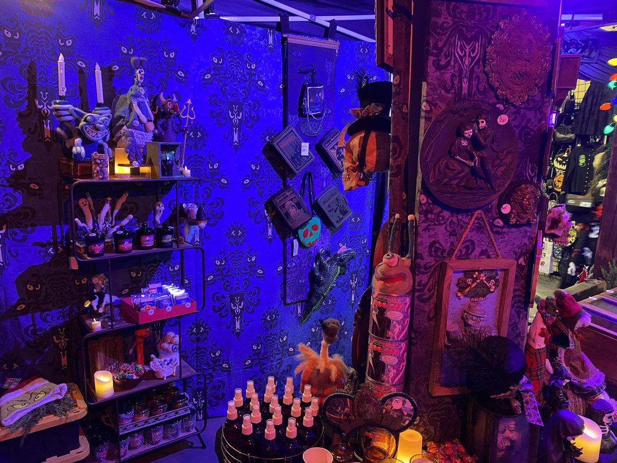 laughingplace's tweet photo. #TopherAdam has another booth with art heavily inspired by #TheHauntedMansion. #SeasonsScreamings @MidsummerScream https://t.co/lbzvpBteW6