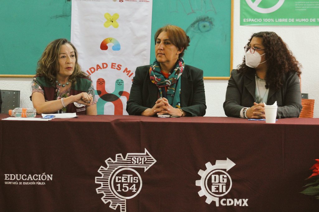 GomezSaracibar's tweet photo. 🧡En el marco de los #16DiasdeActivismo asistí a la última jornada de la creación de una consejería especializada en derechos sexuales y reproductivos #FOBAM2022 para las y los jóvenes del @CETis154Oficial.
¡Gracias a la plantilla docente por su entusiasmo en el proyecto!♀️ https://t.co/OD37PZHTca