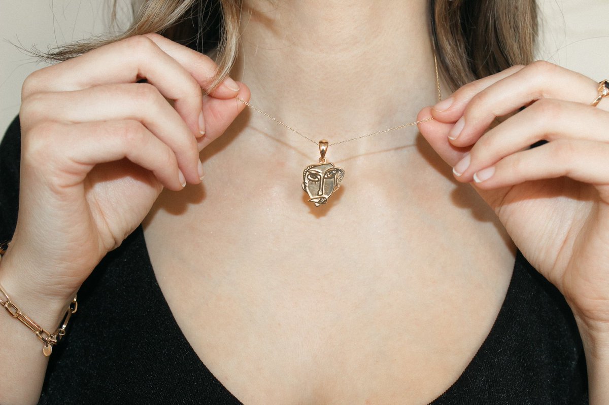 alyssastevens_'s tweet photo. sooo excited to announce that my collab with @nunchi_eth launches Monday!! we worked together to create this necklace inspired by my art &amp; it turned out amazing🤩

you can enter to win one by following me &amp; nunchi on twitter (1 entry) and ig (1 entry) before Sunday at 11:59pm ❤️‍🔥 https://t.co/s9LJxKaHyi