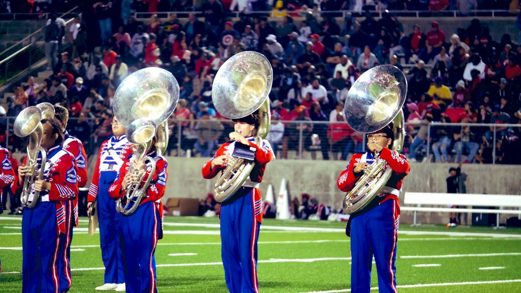 jokoch09's tweet photo. Halftime: @HumbleISD_AHS band and @Ahspatriettes did a great job at the half. Band played some of their favorite stand tunes and Patriettes danced to holiday music. #WeAreTheLight @HumbleISD https://t.co/O945EBg6wL