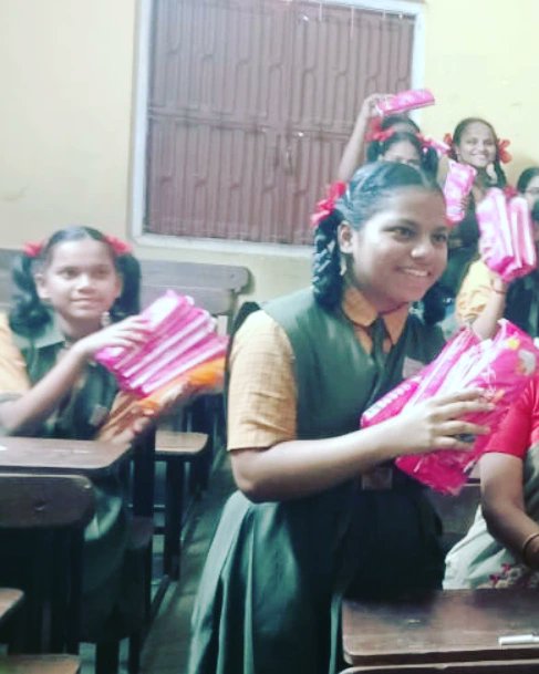 SquadPads's tweet photo. #Menstrualhealth talk &amp; #sanitarypads distribution to remove taboos associated with periods. 
By our stalwart @FaridaDariwala 💫💫
In Kokan Nagar &amp; Jamil Nagar #Bhandup 
#padsquad #health https://t.co/GRzH9csW2i