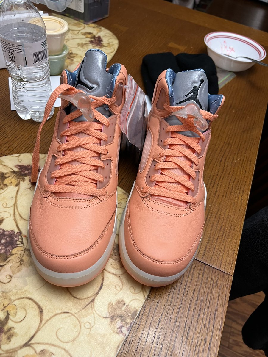Shmigoo's tweet photo. @snkr_twitr shoes come with dimples now?? https://t.co/iuf11w8khf