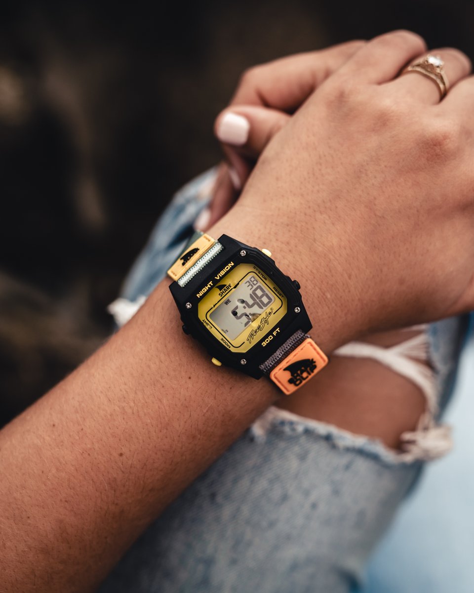 freestyle_watch's tweet image. stay on time with @freestylewatches ⚡⏰✌️   
🦈: Turq/Blk/Mustard
📸: @lucas.allen 

_
#ootdguide #retroaesthetic #styleinspired #myfreestylewatch #vintagefashion #80s #dailywatch #retro #watchgeek #wearthisnext #cool #watchlover   freestyleusa.com/products/shark…