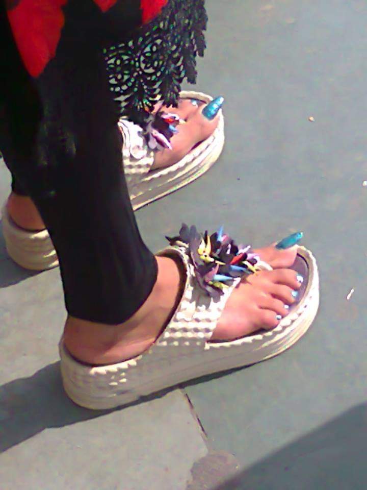 SatnaChasm's tweet photo. Insane Candid Desi Toenails #indianfeet #pakifeet #candid #feet https://t.co/sfnnNgVIdd