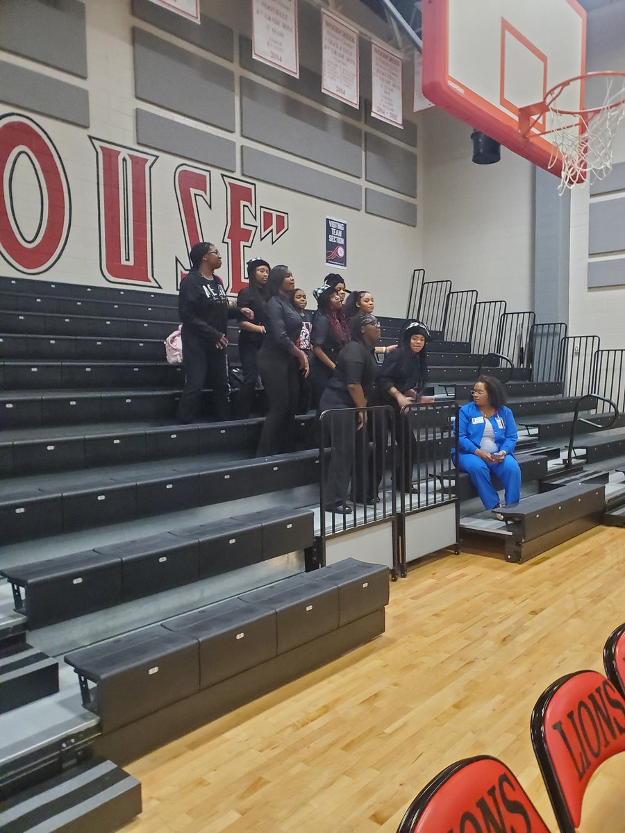cooper_keara's tweet photo. More pics from the Toy Slam Pep Rally/basketball game. A Special thanks to Stu-Co, and the Athletic Department for working together to make this event a success. @HumbleISD_WMS @StucoWMS https://t.co/l1YbSGlUeH