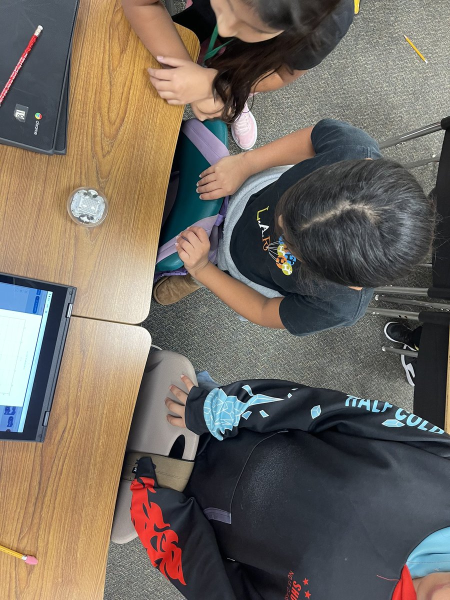 It was amazing to teach my bilingual 4th graders math patterns and input/output tables concepts with <a href="/SpheroEdu/">Sphero Education</a> and coding Bolts!#EveryOneCanCode