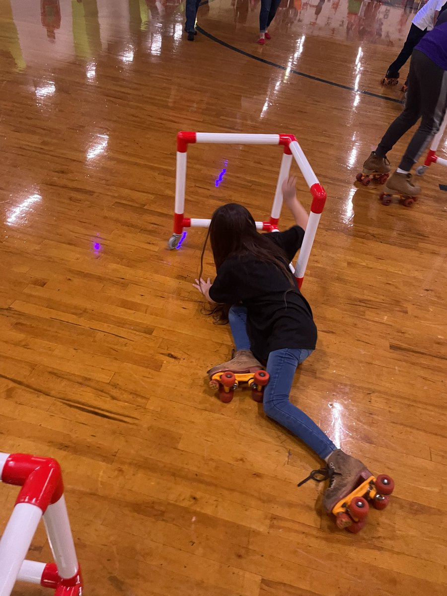 MsRamz76's tweet photo. A glimpse of signing santa today π
π€π½ I love going back to see all my kiddos who I student taught with. Such a fun Friday!! (No kids were hurt in the roller skating rink hehe all fun!) #SigningSanta https://t.co/A3t0VAYqPi