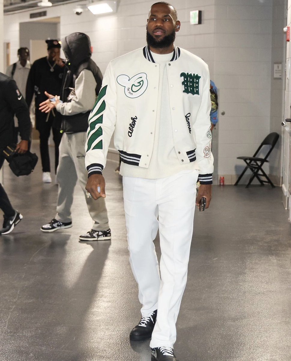 Bronupdates's tweet photo. LeBron’s pregame fit 🔥 https://t.co/gw7nnjRMsR