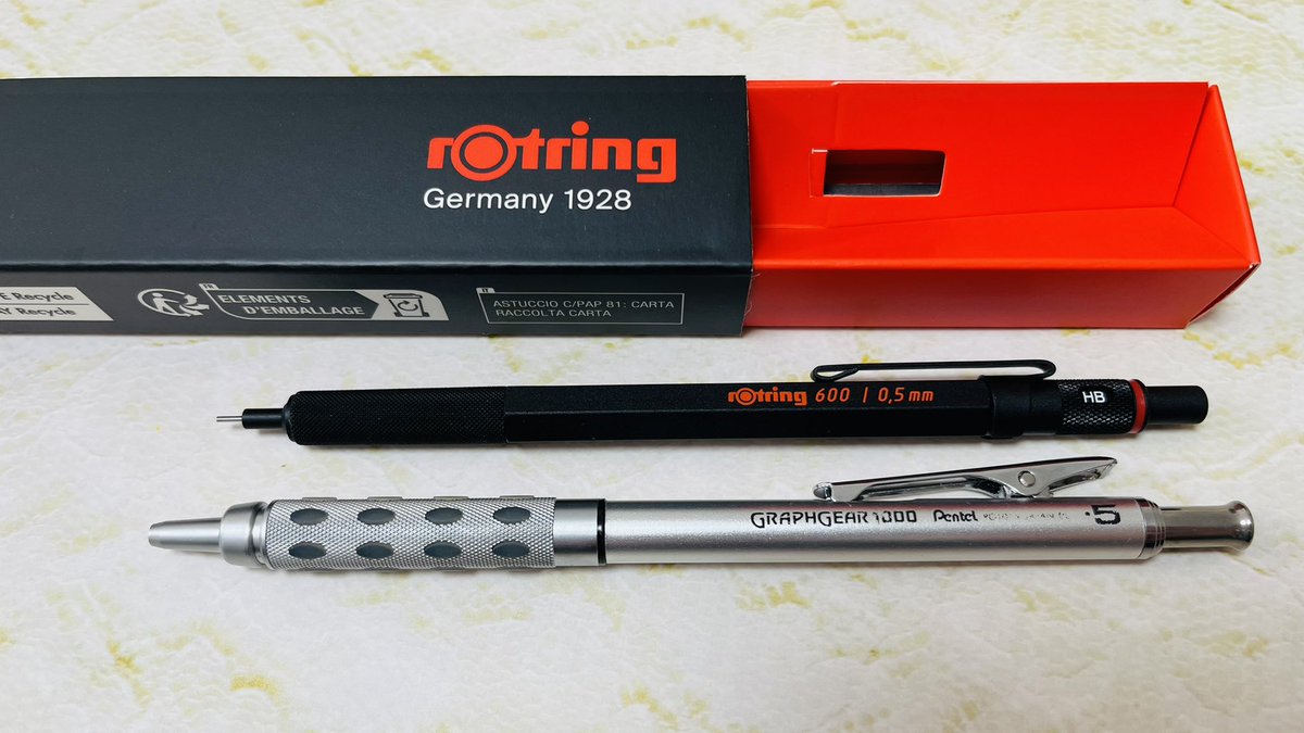 yuriyama1985's tweet photo. rotring 600 シャープペンシル
グラフギア1000の様なガチっとしたのを探していて。通販は本物の見極め自信ないから、実店舗でお得に購入したよ☺️製図用だけど字が書きやすい。最近よく文房具見るから #文房具好き のタグ付けておく✏️
#rotring #rotring600 #ロットリング
#graphgear #グラフギア https://t.co/ke0OdhBPY8