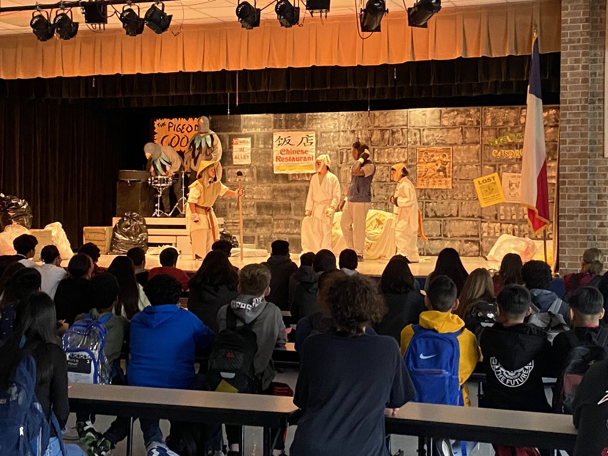 Martin Middle School Teacher of the year Dr. Dykehouse & his students gave the alumni a special viewing of their championship invitational UIL One Act Play “Kung Fu Kitty”. Martin is Proud of you all! @JoVasquez1884 @mschavezELA @MrsYLuna @MunizYazmiin @MartinMS_CCTX @CCISD