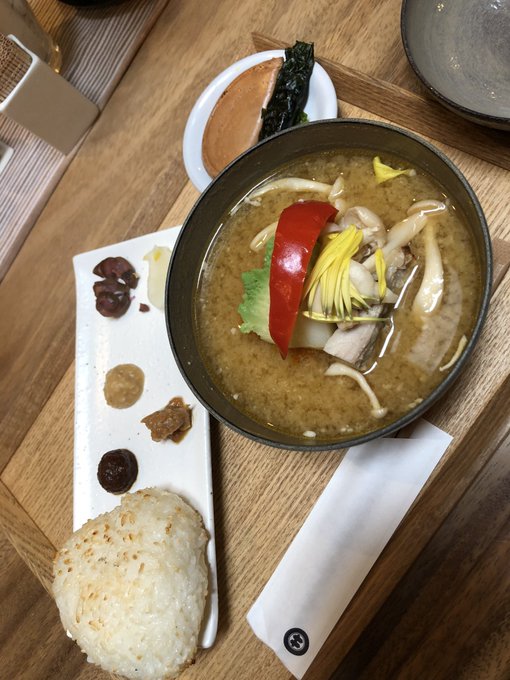 味噌専門店の焼きおにぎりと味噌汁 