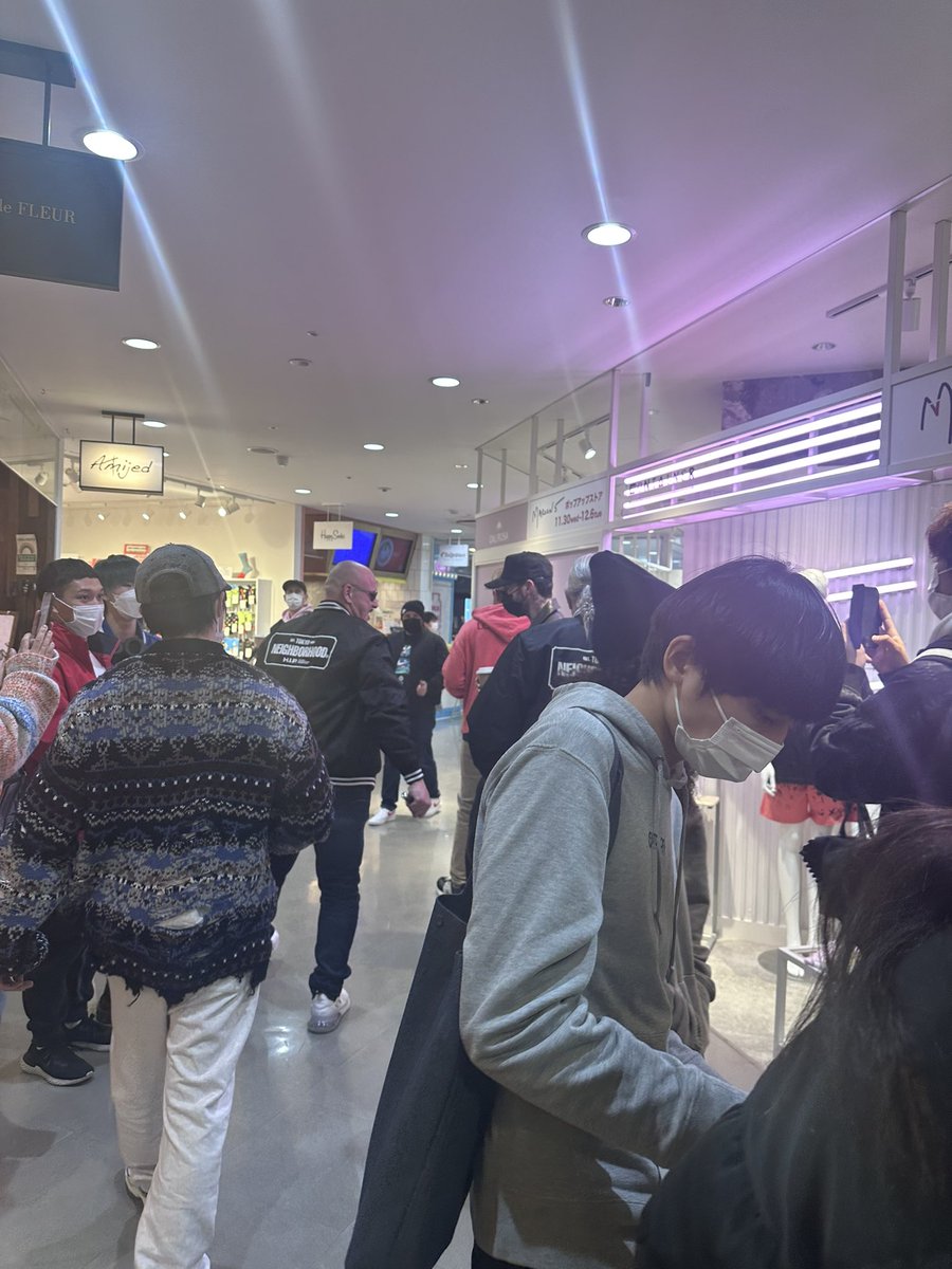 Jbshee23's tweet photo. そういえば昨日お昼買いにラフォーレ行ったら、マルーン5に遭遇した。笑 https://t.co/IkV3ojvpDT