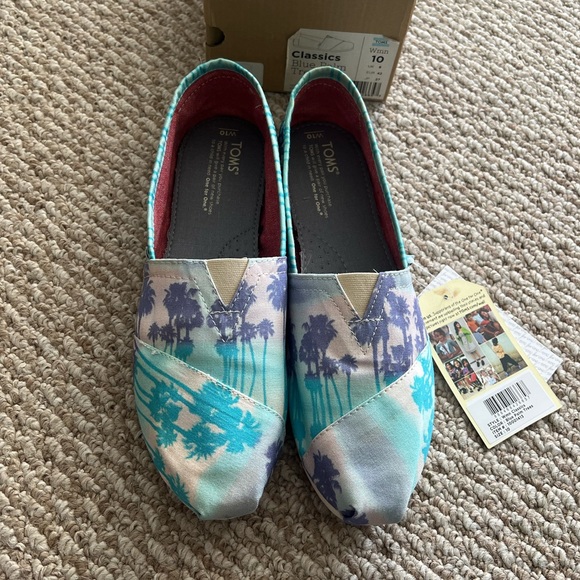 oly_babe's tweet photo. So good I had to share! Check out all the items I'm loving on @Poshmarkapp #poshmark #fashion #style #shopmycloset #toms #pink: https://t.co/tf7EGZBuZe https://t.co/VU4BJmXLhR