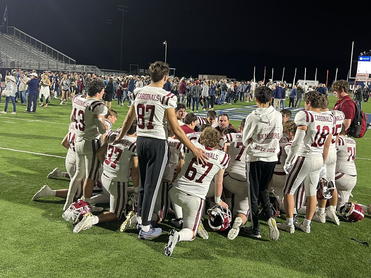 courierchris's tweet photo. EDW coach Kyle Lasseigne taking a personal moment to talk with his seniors after their high school careers come to an end. Great four years for this group. @KyleLasseigne @edw_athletics https://t.co/1yRw9jvDIr