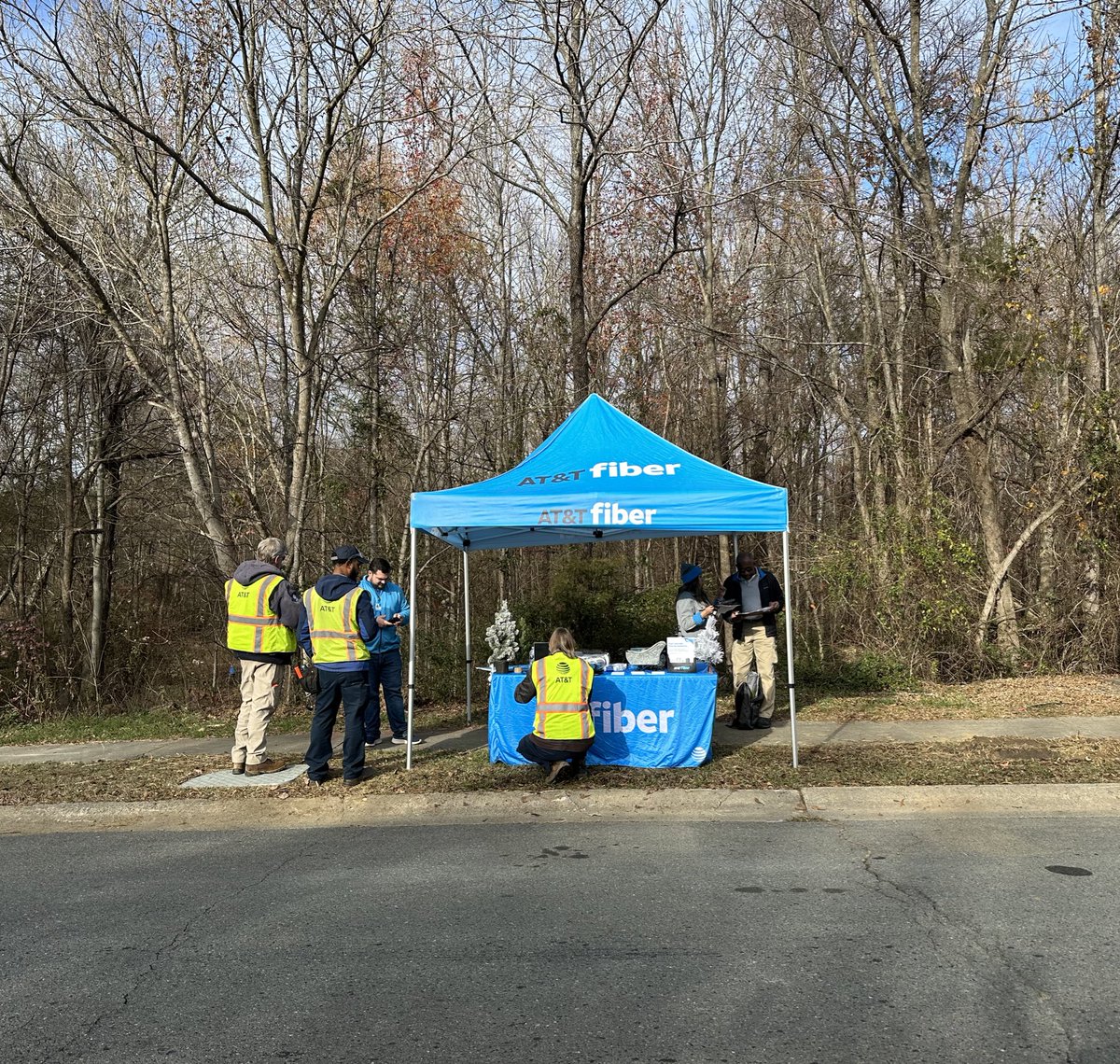 JohnnyGarSan's tweet photo. #FibahFriday partnering with our networks team to bring super fast #ATTFiber to our Charlotte residentsπ₯#TeamCLT ππ¨π¨ @willcox_jeremy @leslislgdo @DomDavis_ @404girl https://t.co/8Fr63zluV8