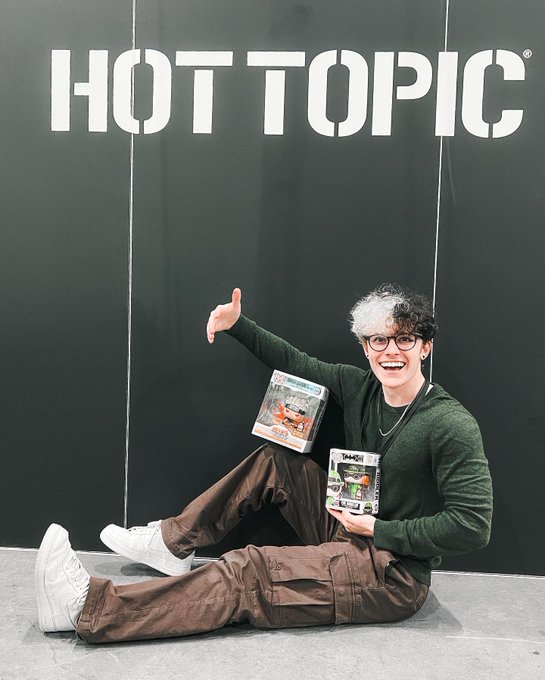 Thanks @HotTopic and @comicconla for having me today! #HTxLACC #ComicConLA https://t.co/TnoeUIX3vO
