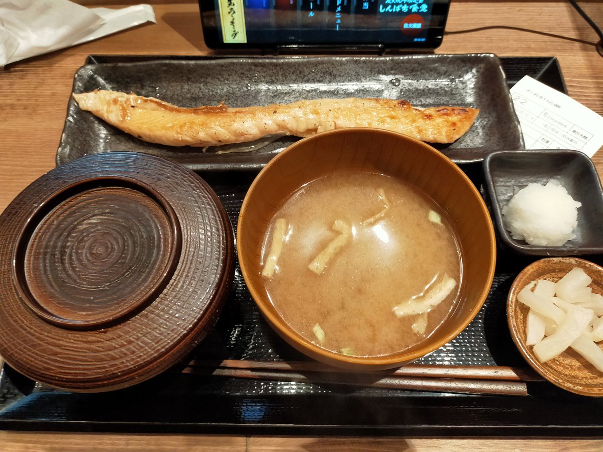 phoenix_lunch's tweet photo. 炭火焼千切定食しんぱち食堂
大阪市北区
地下鉄天神橋筋六丁目駅
タブレットによる注文
現金/PayPay

サーモンハラス定食 ¥946
入口にPayPayステッカーが無かったのでそのうちと思っていたが使えたとは💧
魚だけでなく肉もあり
アジ開き目当ても品切れで⤵
サーモンハラス、めちゃ脂がのってました♪ https://t.co/xq4SJy6MiZ