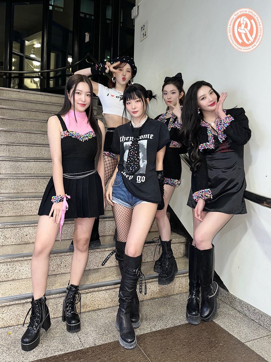 thisrainstops's tweet photo. they were punk               they did ballet https://t.co/hhuGOeczQj
