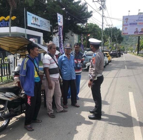 Matt_rl439's tweet photo. PENERTIBAN PARKIR YG MENGAKIBATKAN KEMACETAN.
#Satlantaspolresgtlokota https://t.co/GPKhz4UwXk