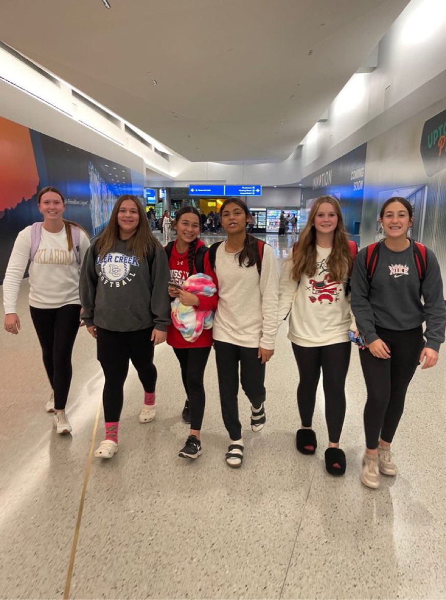 AsNational2728's tweet photo. The rest of the team have touched down in Arizona, and the players and coaches are super excited to get to camp tomorrow. #epicnational2027 @EpicFastpitchO @GCU_Softball @MaribethGorsuch https://t.co/4j5v39MBR6