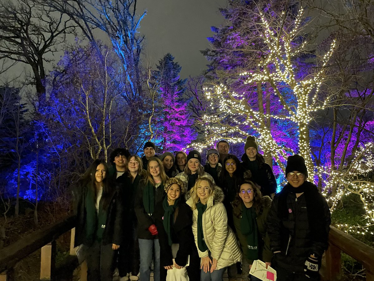 boylanchoir's tweet photo. We had a BEAUTIFUL evening caroling at @AndersonGardens! 💚🎶💛🎄❄️ https://t.co/WsSDSfrDnu