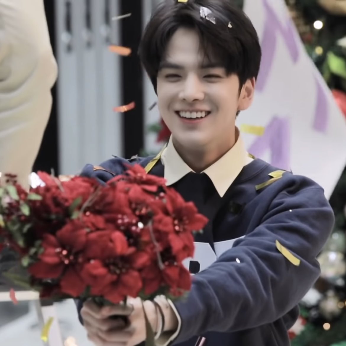 YHOONLOOKS's tweet photo. christmassy younghoon 🎄 https://t.co/gLfdeQEvVJ
