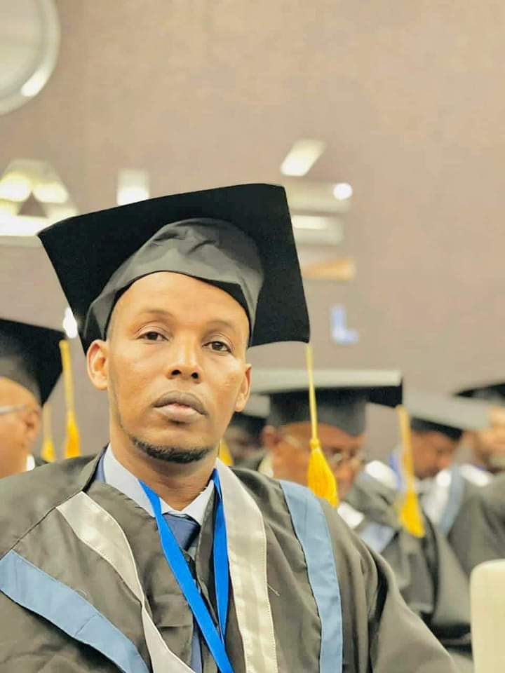 AdamYusufAbuu's tweet photo. Congratulations dear colleague @keerow5. for the remarkable completion of your Masters's degree. You are an exceptional man who can compete to manage a lot of tasks. I didn't reckon that you were schooling Postgraduate because of the heavy job you do every day. https://t.co/Cj5Er7HqIx
