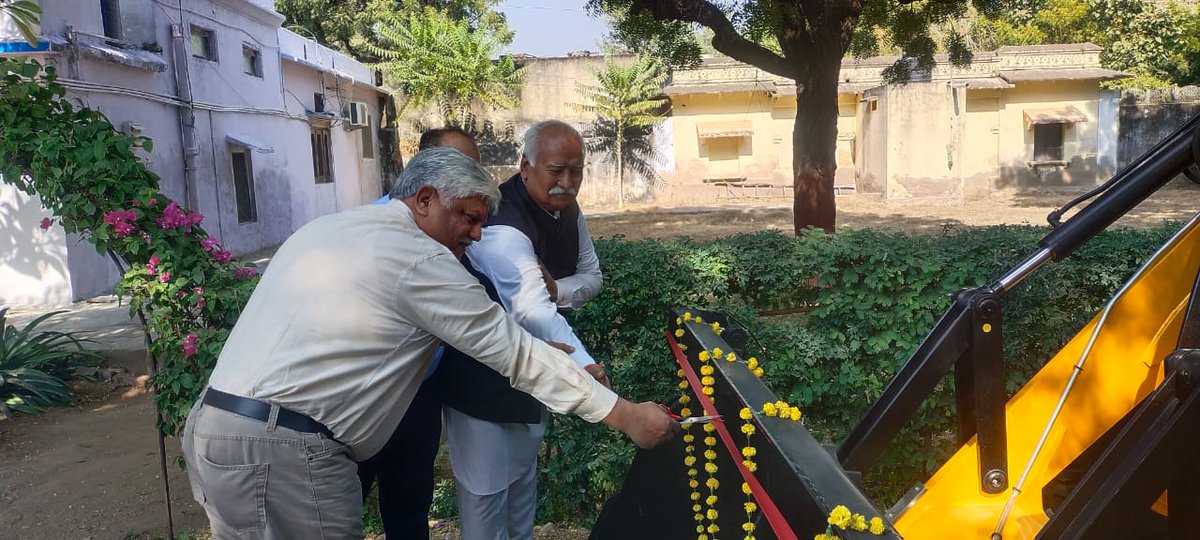 cbnasirabad's tweet photo. सीईओ श्री उमेश पारीक भा र स से एवं मनोनित सदस्य श्री सुशील गदिया के साथ नए उपकरणों jcb एवम ट्रैक्टर का लोकार्पण किया।
@RakshaSampada @aajayced1001 @sonamley https://t.co/4LLKZdywjj