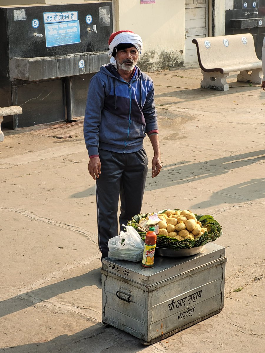 Almukh's tweet photo. The fun of #trainjourney
#IndianRailway #IndianRailways #livelihood #streetfood
Notice the #leafplate https://t.co/RGPmlD5Rp2