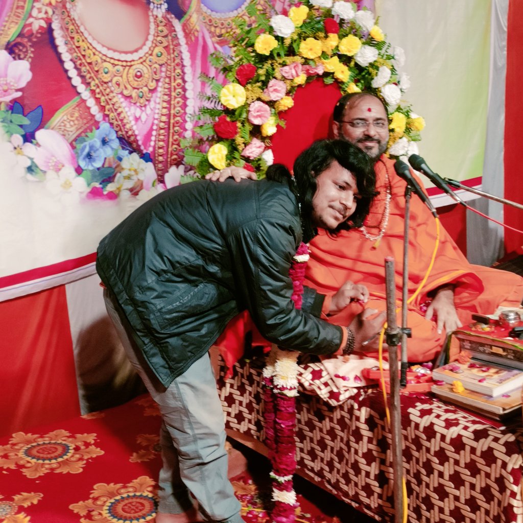 VedanshPandey20's tweet photo. पूज्य श्री मनीष भाई जी महाराज 🙏🏻 https://t.co/hks1HACvbY
