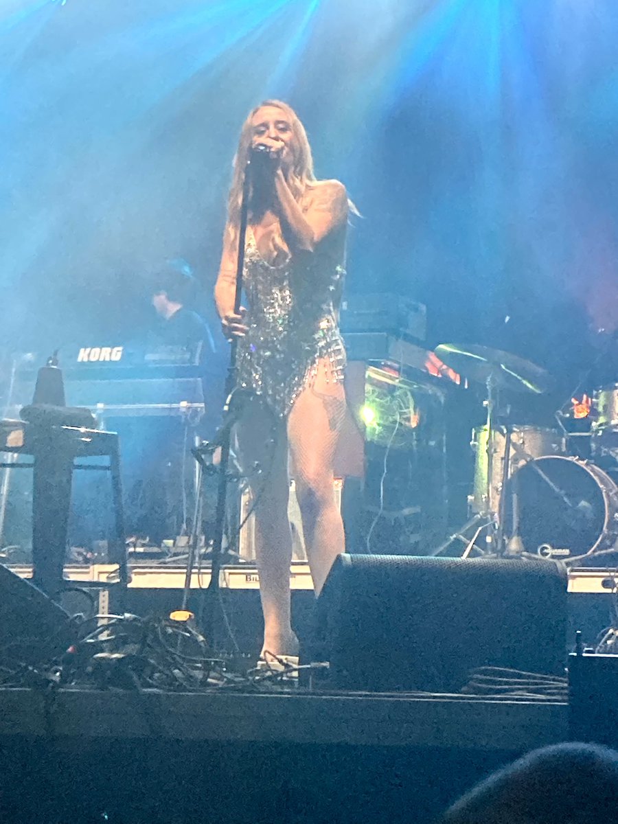 PodcastRecords's tweet image. @MissMargoPrice is a bad ass. She said, “Country Music won’t play my ass so we’ll just play like Tom Petty &amp;amp; The Heartbreakers.” And then proceeded to melt our faces off.

And played drums on two songs including “Pump It Up” (Elvis Costello).

Margo Price - She is the Queen.