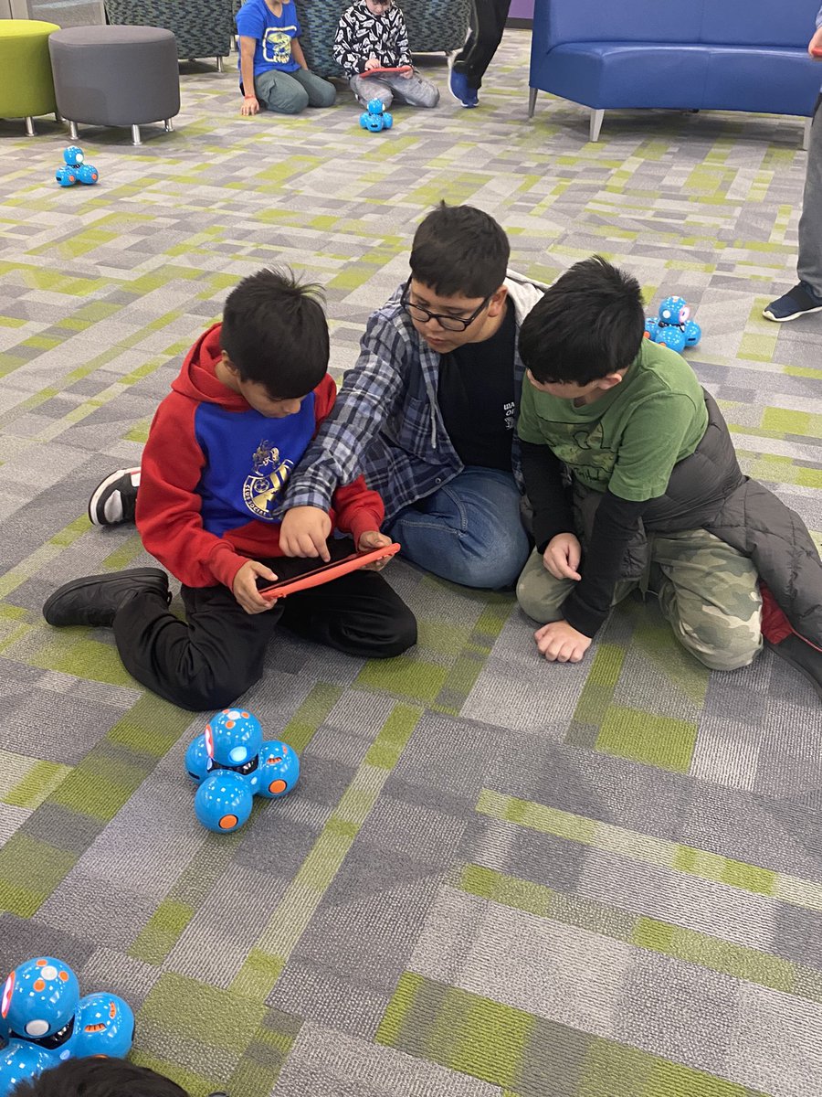 RobyCardinal's tweet photo. Thank you @GIPSFoundation for giving our kids the experience with our Dash bots! @JeffersonGIPS @NTVsSteveWhite @hthornton1973 #whyIGive https://t.co/zlMaxOso8e