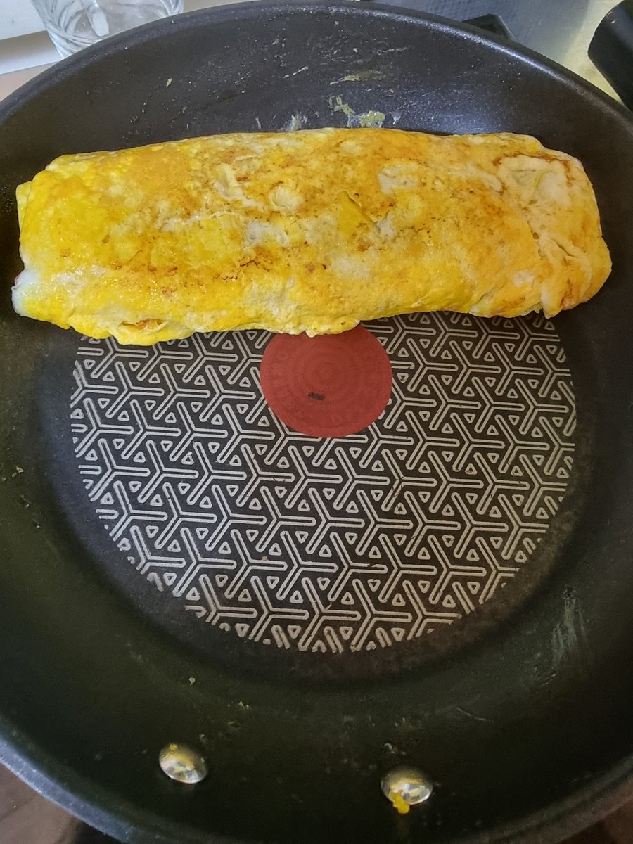 v_Senha_v's tweet photo. 破れるたびに卵を追加したら、私の拳ほどの卵焼きが作られた.. ? https://t.co/rfDgFP8Msz