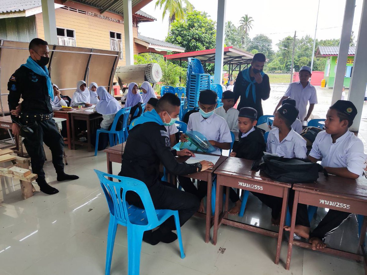 เมื่อ 3 ธันวาคม 2565
พันตรี สรรสม สุขสะอาด ผู้บังคับกองร้อยทหารพรานที่ 4515 มอบหมายให้ ชป.เสริมสร้างความเข้าใจ ของหน่วย เข้าพบปะพัฒนาสัมพันธิ์ กับครูและนักเรียนตาดีกา ปลูกฝังอุดมการณ์ความ รักชาติ ศาสนา และสถาบันพระมหากษัตริย์ facebook.com/10006372789451…