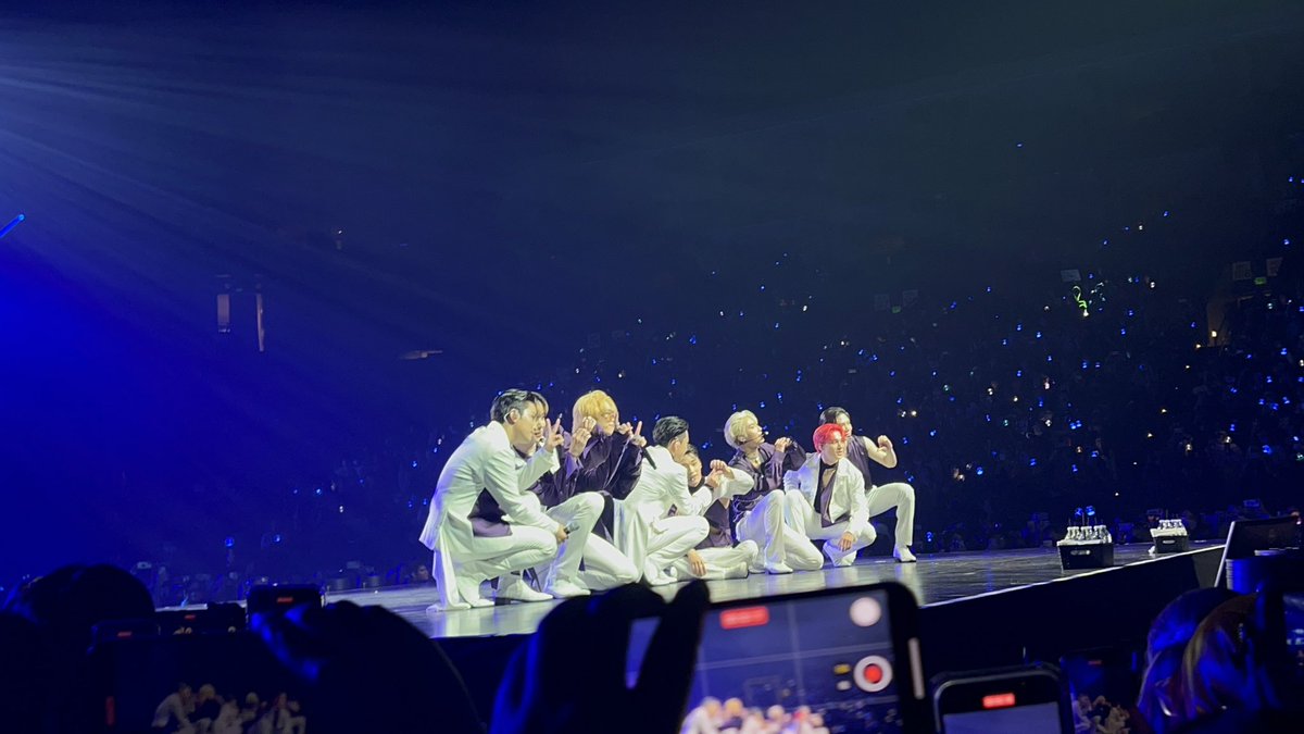 Staariij's tweet photo. ✨Thank you for being the reason why I go to concerts, for being my safe place and ppl who mean so much to me 🥹🥹 #8Makes1Star @ATEEZofficial #ProjectStar1117 #ThankYouATEEZ https://t.co/7s6xDGvfr6