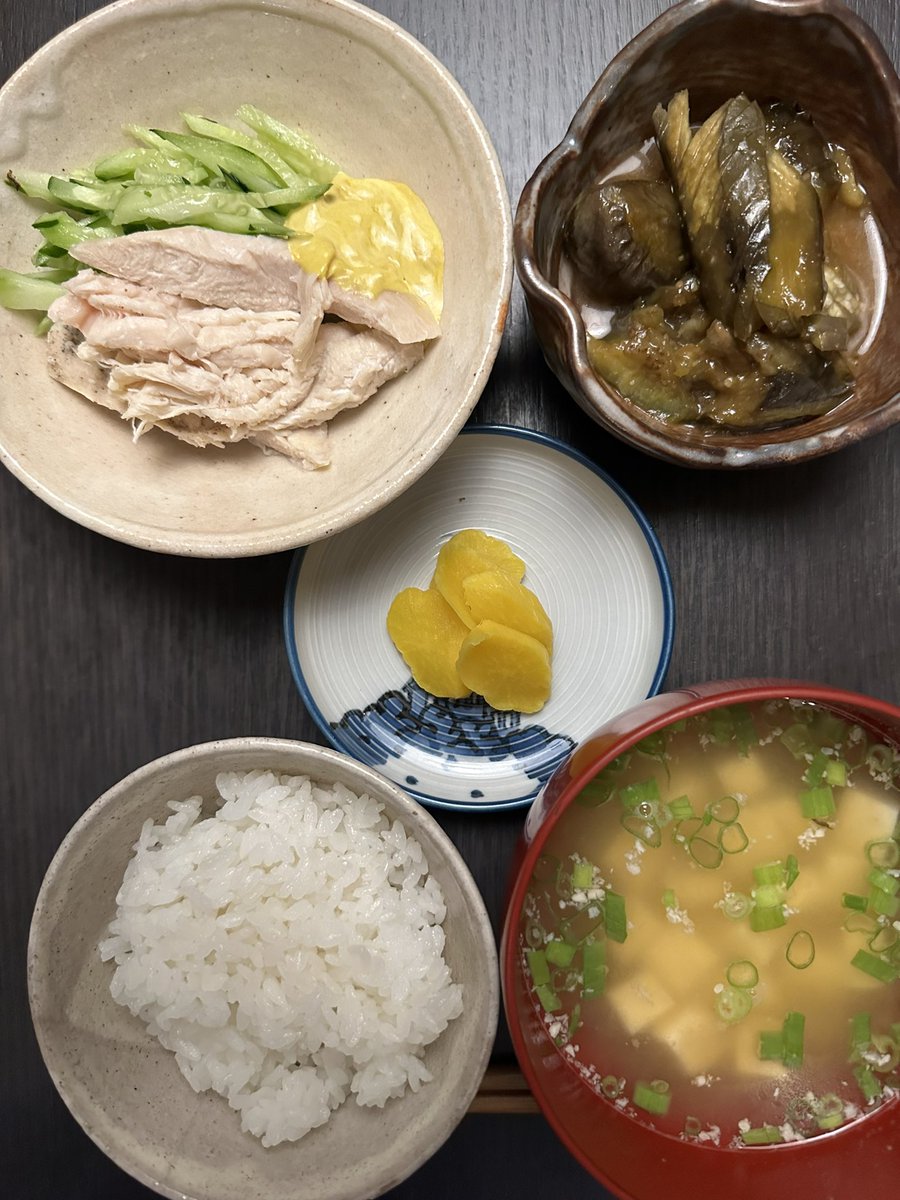 本日のハワイのおバンザイ

鶏の酒蒸しと胡瓜(辛子マヨネーズ)
ナスの味噌煮(母のリクエスト。また〜〜？)
豆腐と分葱の味噌汁
沢庵