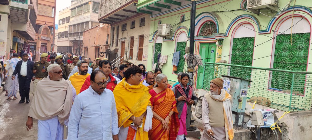 PibLucknow's tweet photo. #KashiTamilSangamam में हिस्सा लेने पहुंची वित्त मंत्री श्रीमती निर्मला सीतारमन ने आज सुबह केदार घाट, हनुमान घाट पर पूजा अर्चना की।

#VanakkamKashi 
#AzadiKaAmritMahotsav
#EkBharatShresthBharat

@nsitharamanoffc @FinMinIndia @pibchennai @KTSangamam @bhupro @dpradhanbjp https://t.co/1F8FqSL6tR