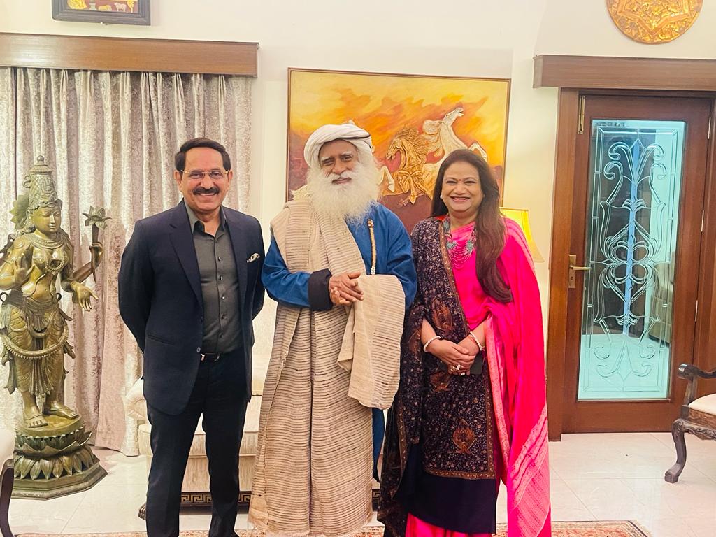 PremNArora's tweet photo. भारतीय योग व आध्यात्मिक गुरु श्री @SadhguruJV जी से चर्चा:
"हमें अपने विवेक - बोध से यह भली - भाँति समझना होगा कि सम्पूर्ण विश्व में भ्रष्टाचार, हत्या, आतंकवाद, दुष्कर्म इत्यादि जघन्य आपराध���क कृत्य तभी समाप्त किये जा सकते हैं, जब हम भारतीय संस्कृति में निहित "वसुधैव कुटुम्बकम".. https://t.co/JfMWqqObx9
