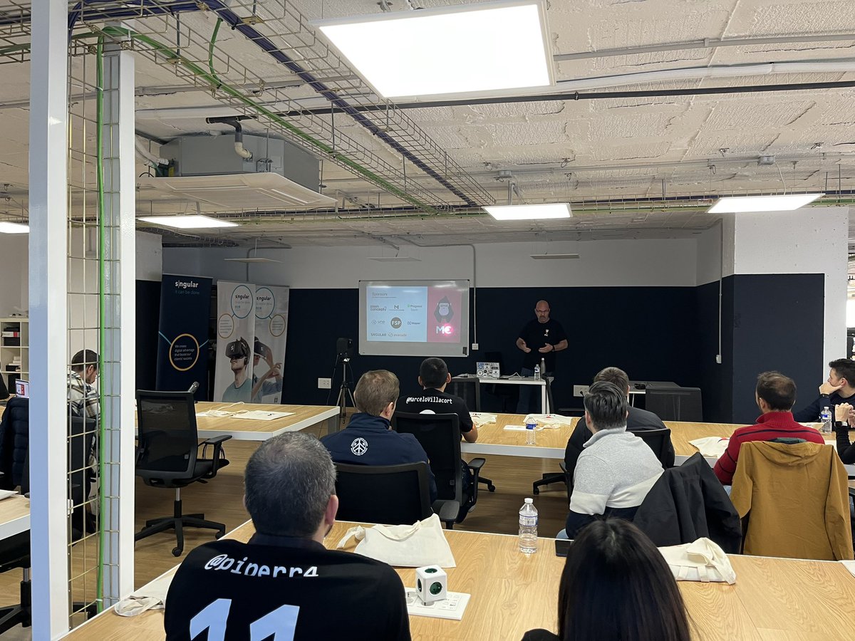 En el Track 2 tenemos a <a href="/tgranell/">Toni Granell</a> hablando de cómo crear soluciones de movilidad con Power Apps y Power Pages #monkeyconf