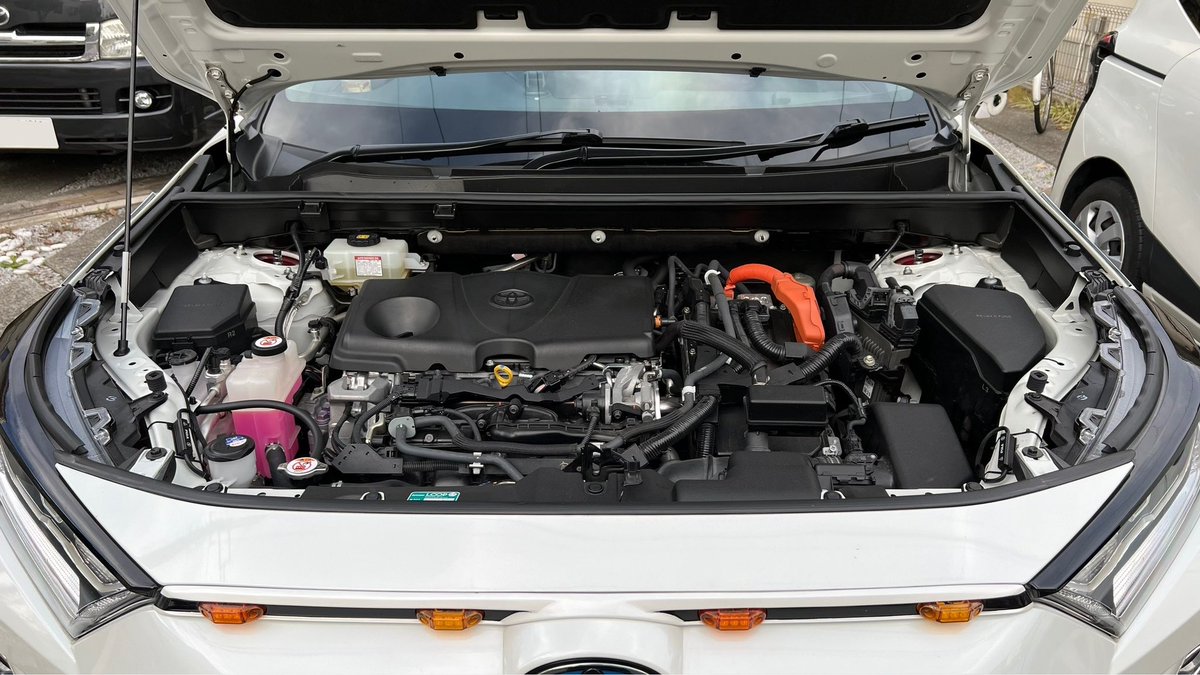 RAV4_MODELLISTA's tweet photo. 本日はCARTUNEでお友達の方からBLITZタワーバーを譲って頂きました❗️
世界に一つだけのブルー塗装仕様でカッコイイ✨
早速タワーバーの取り付けと明日から事故修理で入院なので、グリルマーカー取り外しました…😭
#TOYOTA
#AXAH54
#RAV4
#RAV4HYBRID
#BLITZタワーバー
#ロードハウスグリルマーカー https://t.co/AYYFOMTSqr