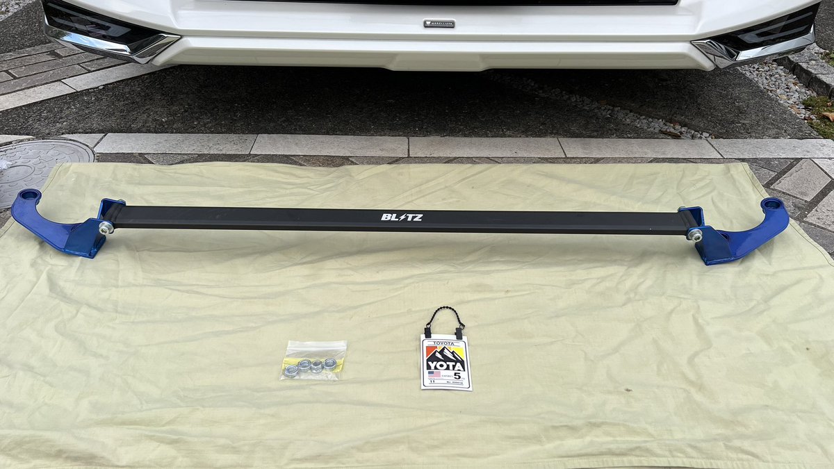 RAV4_MODELLISTA's tweet photo. 本日はCARTUNEでお友達の方からBLITZタワーバーを譲って頂きました❗️
世界に一つだけのブルー塗装仕様でカッコイイ✨
早速タワーバーの取り付けと明日から事故修理で入院なので、グリルマーカー取り外しました…😭
#TOYOTA
#AXAH54
#RAV4
#RAV4HYBRID
#BLITZタワーバー
#ロードハウスグリルマーカー https://t.co/AYYFOMTSqr