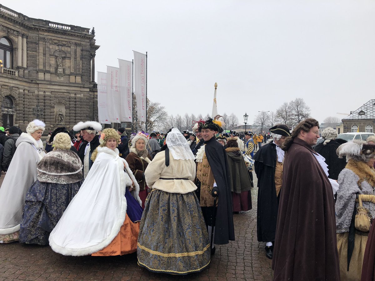 Hochtouren's tweet photo. gleich startet am Theaterplatz vor der Semperoper das #Stollenfest mit einem Umzug zum #Striezelmarkt #Dresden https://t.co/BDXsIDkAR9