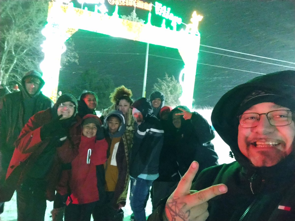 CharlesKagigeb2's tweet photo. The #SoberVisionz group and it's #SoberDriverProject Took a group to do a #SoberActivity to go see a Christmas lighting @SamsChristmasV1 Somerset, WI. #TogetherWeAreStrong https://t.co/UCdBSUOEyr