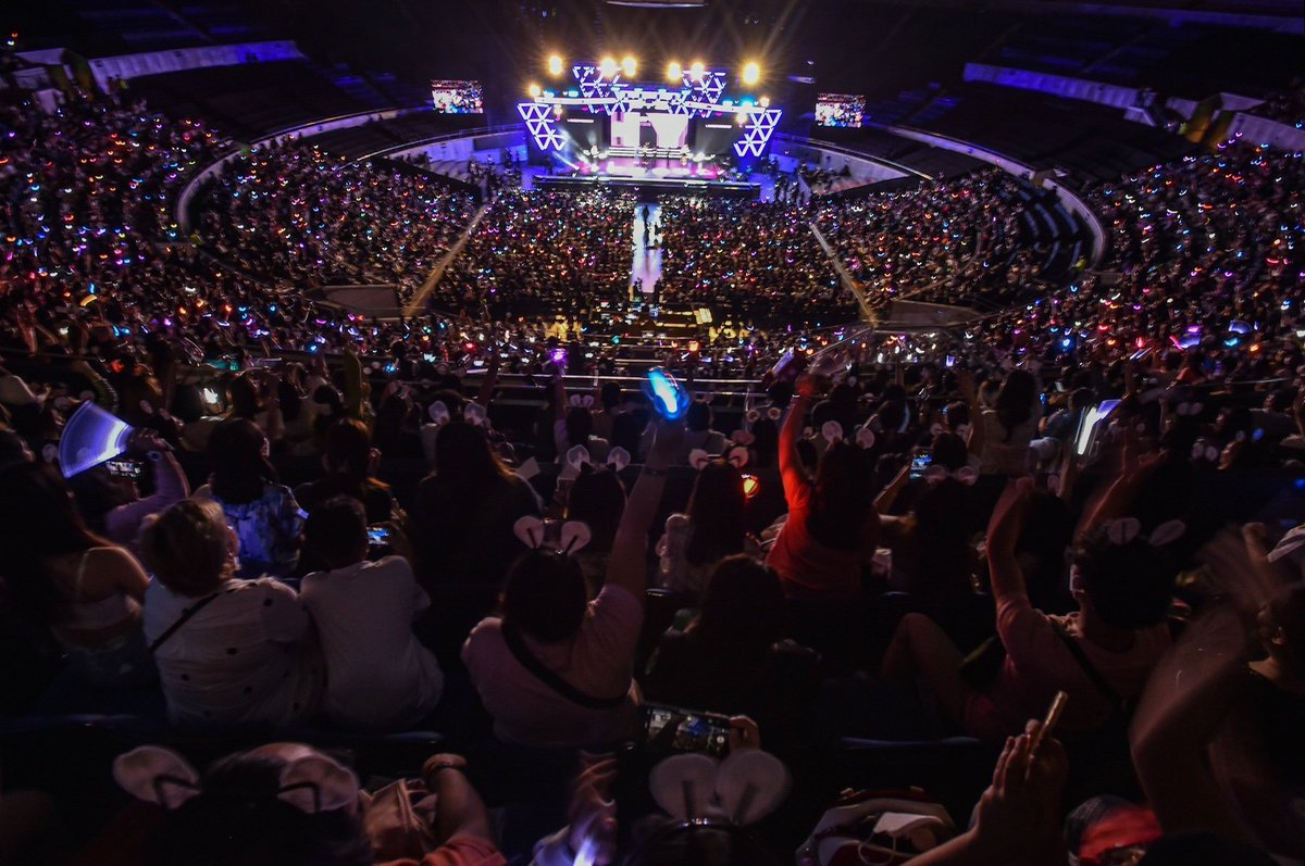 jinojakex's tweet photo. THIS IS NOT A CONCERT; THIS IS JUST AN OVERPRICED FUNMEET, BUT LOOK AT THE CROWD! https://t.co/Vr9c2YjFVR